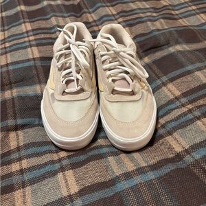 Women’s Size 8 Vans PopCush Low-Top Sneakers in Cream and White